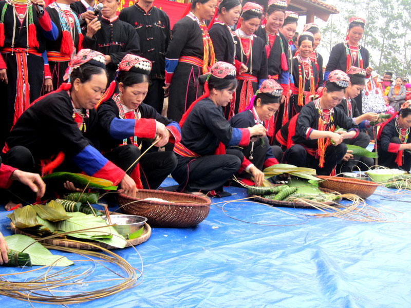 Thi gói bánh tại Hội làng Bằng Cả (Hoành Bồ).