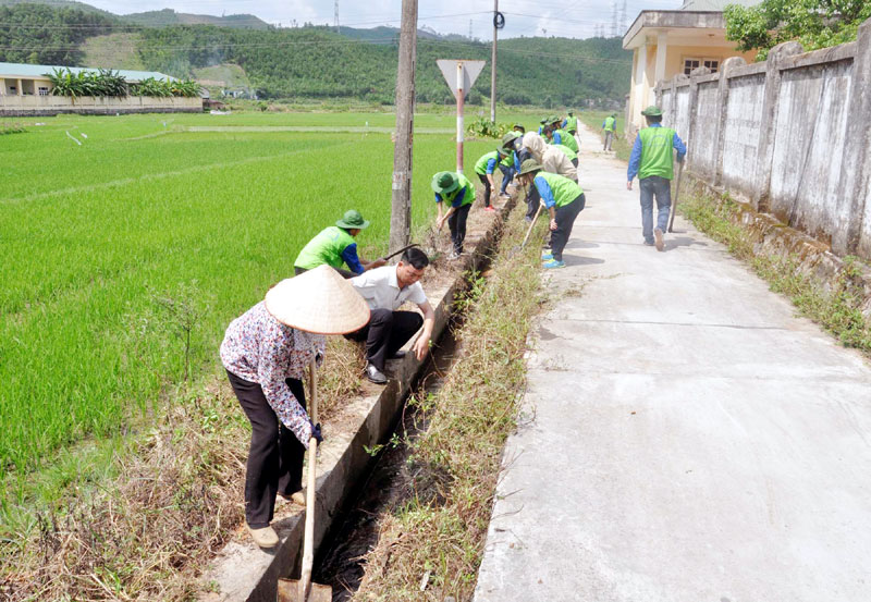 Sinh viên tình nguyện Trường Đại học Khoa học Tự nhiên (Đại học Quốc gia Hà Nội) tham gia nạo vét mương nội đồng tại xã Dân Chủ.