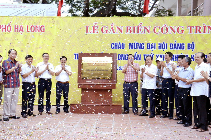 Lễ gắn biển công trình chào mừng Đại hội Đảng bộ TP Hạ Long cho công trình nâng cấp tỉnh lộ 336 giai đoạn I ngày 20-7-2015. Ảnh: Lưu Linh