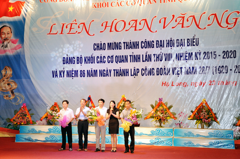 Các đồng chí lãnh đạo Đảng bộ Khối các cơ quan tỉnh và Liên đoàn Lao động tỉnh tặng hoa cho các đơn vị cụm trưởng đại diện cho các đơn vị  tham gia biểu diễn Liên hoan văn nghệ 