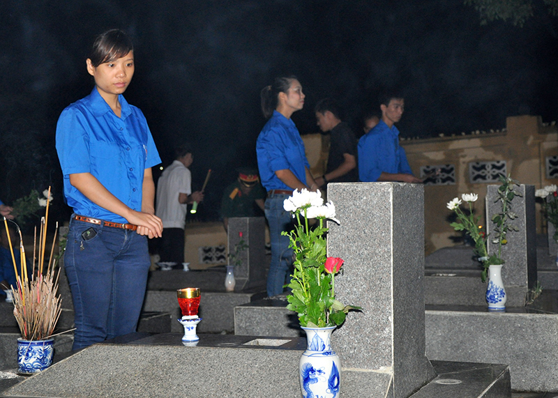 ĐVTN thắp nến tri ân tại Nghĩa trang liệt sỹ Hà Tu, TP Hạ Long (tháng 7-2014)