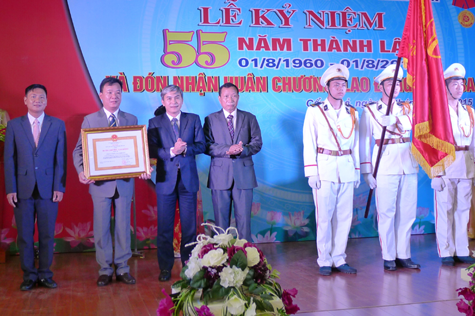 Tập thể Công ty CP CN Ô tô Vinacomin được tặng thưởng Huân chương lao động hạng 3