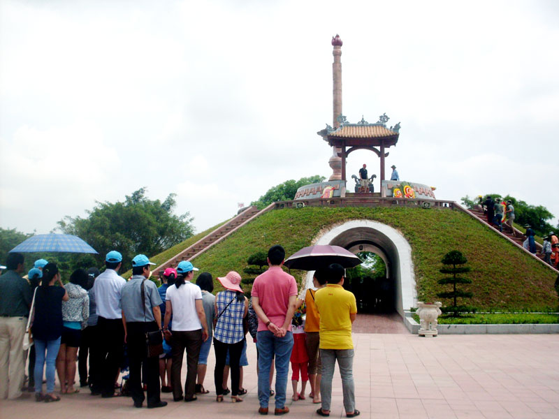 Du khách tham quan Thành Cổ Quảng Trị.