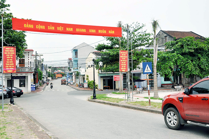 Đó là, huyện dành hơn 43 tỷ đồng để cải tạo, nâng cấp 8 tuyến đường nội thị thị trấn Quảng Hà, đã đáp ứng được nhu cầu đi lại của nhân dân, tạo diện mạo khang trang, góp phần phát triển kinh tế - xã hội địa phương (ảnh 1).