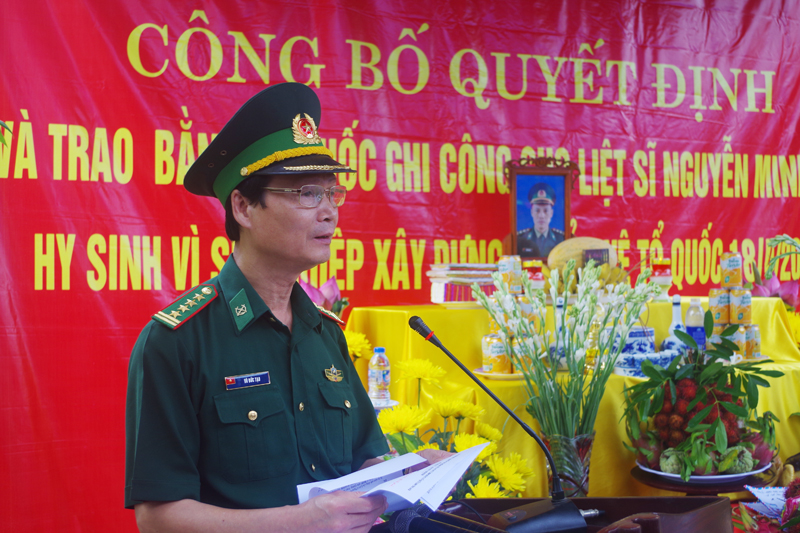 Đại tá Lê Đức Tạo, Chính ủy BĐBP tỉnh Quảng Ninh công bố Quyết định trao bằng Tổ quốc ghi công liệt sĩ Nguyễn Minh Đãi