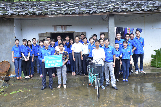 Hỗ trợ 30 triệu đồng xây nhà cho gia đình bà Vũ Thị Nhiệm, thôn Ngà Mèo dưới, xã Lục Hồn và tặng 1 xe đạp cho cháu Bùi Hồng Quân( con trai bà Nhiệm)