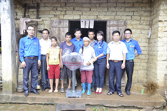 Thăm hỏi, tặng quà cho gia đình bà Địch Phúc Vò là gia đình chính sách thuộc diện nghèo tại thôn Ngàn Mèo dưới, xã Lục Hồn