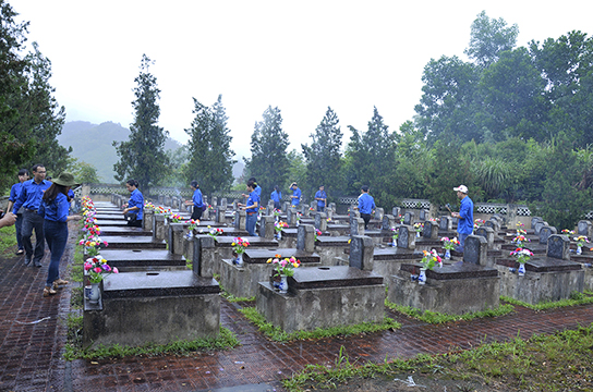 Thắp hương tưởng niệm các anh hùng liệt sĩ tại nghĩa trang liệt sỹ xã Lục Hồn