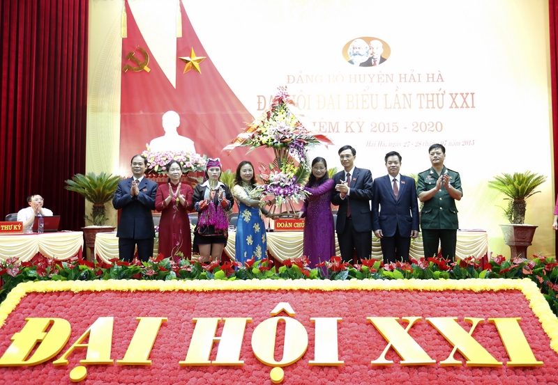 Đồng chí Đỗ Thị Hoàng, Phó Bí thư Thường trực Tỉnh ủy, Trưởng đoàn ĐBQH tỉnh Quảng Ninh tặng hoa chúc mừng Đại hội