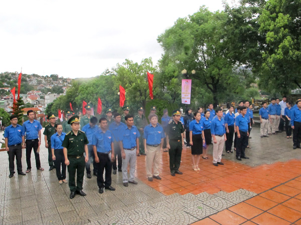 ĐVTN, CCB dâng hương, đặt vòng hoa tưởng niệm các anh hùng liệt sỹ tại Nghĩa trang liệt sỹ Hà Tu (TP Hạ Long). Ảnh: Bá Trinh.