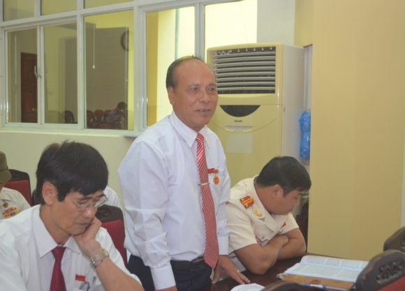 Đại biểu Triệu Quang Bùi (Bí thư Chi bộ, trưởng khu phố Trần Quốc Toản, Thị trấn Quảng Hà) phát biểu thảo luận tại tổ