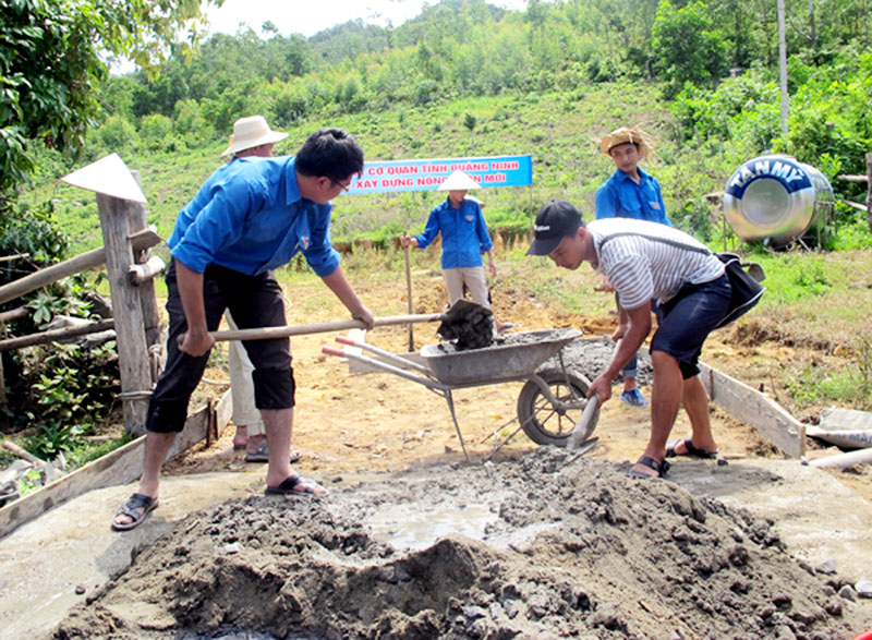 Đoàn Thanh niên Khối các cơ quan tỉnh tham gia làm đường liên thôn tại xã Bản Sen, huyện Vân Đồn.