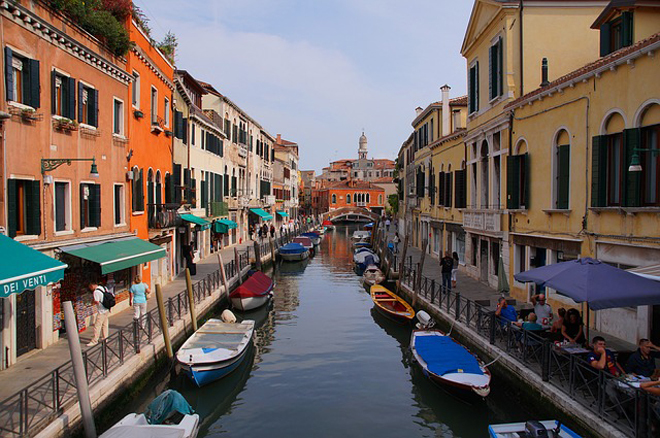 Venice là thành phố duy nhất nằm trên một nhóm 118 hòn đảo được ngăn cách bởi các kênh đào. Nơi đây có khoảng 179 kênh đào và các hòn đảo được kết nối với nhau thông qua hơn 400 cây cầu. Được mệnh danh là “thành phố kênh đào đẹp nhất hành tinh”, Venice hàng ngày đón hơn 50.000 lượt khách tham quan đến chiêm ngưỡng và khám phá.  Phương tiện giao thông chính ở đây là tàu thuyền, được gọi với cái tên là Gondola. Ngày nay, toàn thành phố có hơn 350 Gondola và hầu hết chuyến du lịch không thiếu vắng hình thức vận chuyển này.  Kênh đào Grand Canal có chiều dài 3.800 m được xem là đường thuỷ chính ở Venice. Ngoài việc ngồi thuyền Gondola thong dong trên Grand Canal và các kênh rạch nhỏ khác, bạn cũng có thể thưởng thức vẻ đẹp hấp dẫn của những cung điện và nhiều toà nhà lịch sử khác.