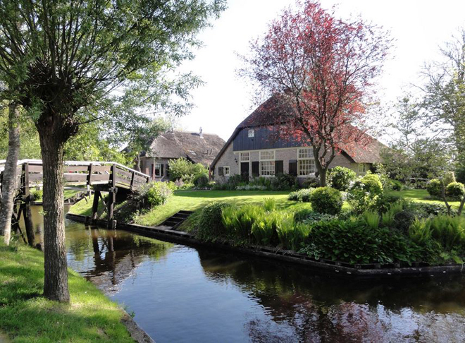 Gietoorn là một ngôi làng kênh đào tuyệt đẹp nằm ở tỉnh Overijssel của Hà Lan. Vùng đất này được ngăn cách bởi những kênh rạch và kết nối bởi 180 cây cầu nhỏ. Nơi đây còn được gọi là “Venice của Hà Lan”. Ngôi làng này “nói không” với xe hơi, vì cách duy nhất để tiếp cận là đi bằng thuyền và xe đạp.