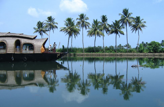 Được mệnh danh là “Venice của phương Đông”, thành phố đẹp như tranh vẽ Alleppey, nằm ở bang Kerala, miền nam Ấn Độ, có một mạng lưới rộng lớn các đầm phá, sông và hồ với chiều dài lên đến 1.500 km.  Vùng nước trũng Vembanad là một trong những phần đẹp nhất của bang Kerala, nằm trong lòng thành phố Alleppey. Ngoài ra, hồ Vembanad rộng lớn với diện tích bề mặt hơn 2.000 km vuông. Cả hai cũng bao gồm một mạng lưới kênh đào.  Bạn có thể thuê nhà thuyền, thuyền tốc độ nhanh để tham quan các kênh đào ở thành phố Alleppey. Bạn sẽ cảm nhận và khám phá được nhiều khía cạnh về văn hoá và vẻ đẹp tự nhiên ngoạn mục ở nơi đây.