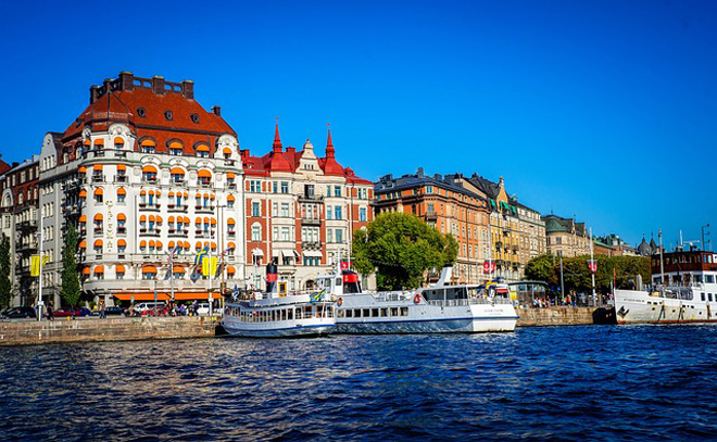 Stockholm, thủ đô của Thụy Điển được xây dựng trên 14 hòn đảo xinh đẹp ở hồ Malaren. Các quần đảo rộng lớn ở đây kết nối thành phố với biển Baltic về phía đông. Do đó, chèo thuyền là cách trải nghiệm thú vị để tham quan thành phố.  Các vùng nước ở đây rất sạch sẽ, thích hợp cho bơi lội và câu cá. Stockholm cũng là một trong những thành phố xanh của thế giới với hơn 12 công viên rộng lớn và được biết đến với quá trình thanh lọc chất thải tốt.