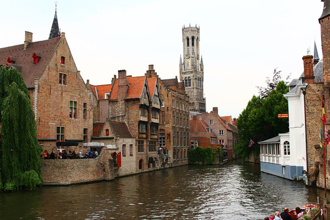 Bruges, thành phố lớn thời trung cổ, nổi tiếng với những con kênh đẹp từ nhiều thế kỷ. Các tuyến đường thuỷ ở Bruges còn được gọi là “Venice của phương Bắc”. Tour du lịch kênh đào là cách tốt nhất để khám phá thành phố này.  Những con kênh đào thơ mộng kết nối với các phần chính của Bruges, do đó bạn có thể tiếp cận bằng nhiều dịch vụ thuyền ở thành phố từ địa điểm khác nhau. Thường mỗi chuyến tham quan kéo dài 30 phút và bạn sẽ có cái nhìn ấn tượng về thành phố cổ này từ trên mặt nước.