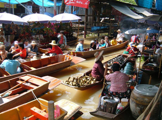 Các chợ nổi là một phần quan trọng của tuyến đường thủy Bangkok. Nhiều tàu thuyền thương mại đầy màu sắc, buôn bán các mặt hàng địa phương ngay tại các kênh rạch, thực sự tạo cho du khách nhiều trải nghiệm thú vị. Damnoen Saduak, Amphawa, Taling Chan, Khlong Lạt Mayom, Bang Nam Pheung là năm chợ nổi chính tại thành phố Bangkok.