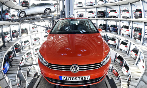 Volkswagen vượt Toyota ở doanh số nửa đầu 2015.