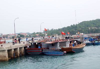 Thời tiết xấu, Cảng vụ đường thủy nội địa Quảng Ninh chưa cấp phép cho tàu rời cảng Cô Tô.