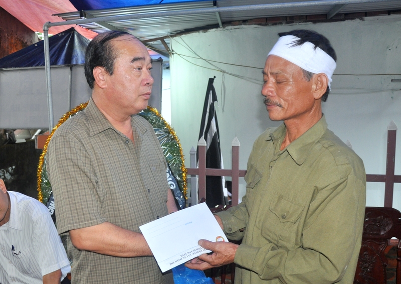 Đồng chí Nguyễn Quang Điệp, Trưởng Ban Dân vận Tỉnh ủy thăm hỏi, động viên gia đình bà Hà Thị Phúc, tổ 2, khu 5, phường Hồng Hải.