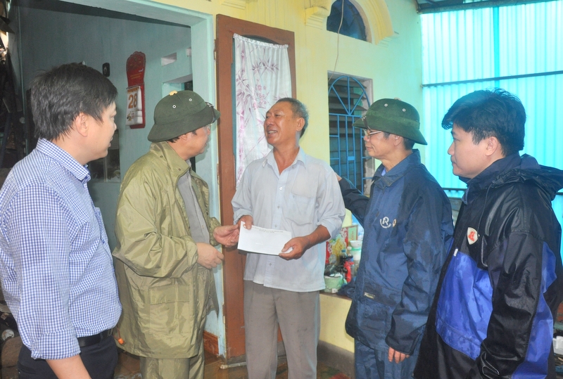 Đoàn công tác thăm hỏi,tặng quà hỗ trợ gia đình ông Lê Thanh Trường, tổ 4, khu 1, phường Hồng Gai.