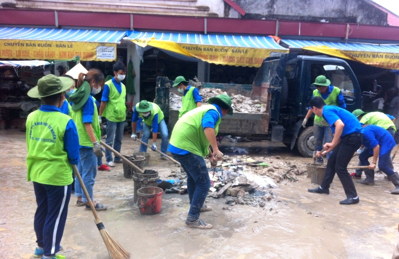 ĐVTN huyện Hoành Bồ phối hợp với đội Thanh niên tình nguyện trường Đại học Khoa học Tự nhiên dọn dẹp vệ sinh khu vực chợ Trới.