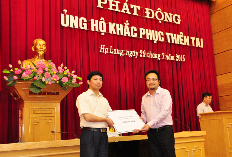 Ông Đào Hồng Tuyển - Chủ tịch Tập đoàn Tuần Châu ủng hộ 2 tỷ đồng.