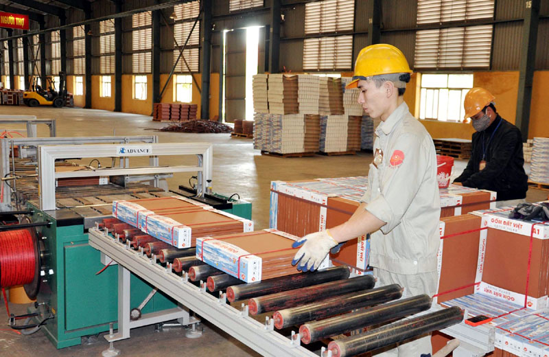 Sản xuất gạch ốp lát trên dây chuyền công nghệ hiện đại tại Công ty CP gốm Đất Việt (xã Tràng An, TX Đông Triều).