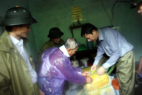 Bí thư Tỉnh ủy Nguyễn Văn Đọc kiểm tra việc đảm bảo điều kiện ăn ở cho 85 người dân thôn Bản Sen tại nơi tạm trú. 
