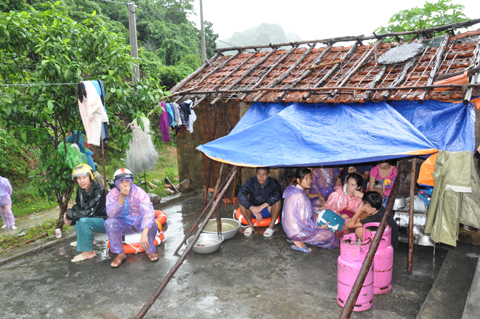 85 người dân thôn Bản Sen hiện đang tá túc tại nhà một hộ dân thôn Đồng Danh.