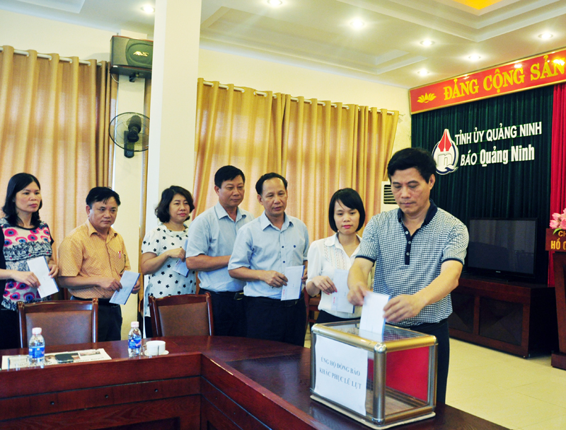 Báo Quảng Ninh ủng hộ người dân khắc phục hậu quả mưa lụt