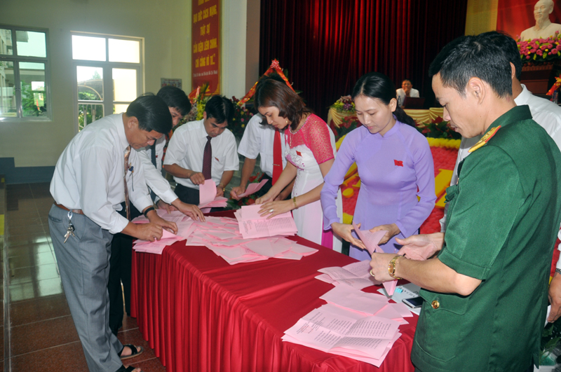 Tổ kiểm phiếu kiểm tra số lượng phiếu bầu tại Đại hội.