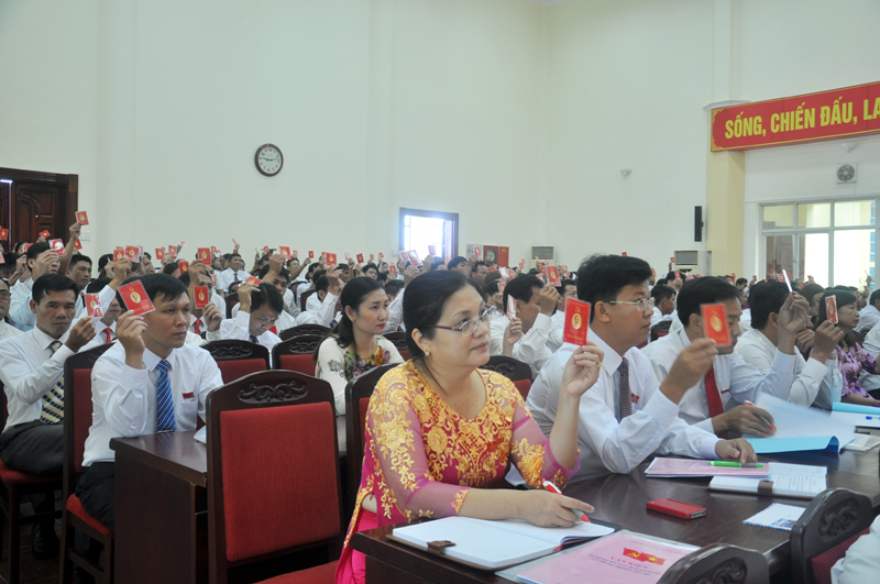 Đại biểu biểu quyết nhất trí đề xuất nhân sự bầu chức danh Bí thư Huyện ủy Hải Hà.