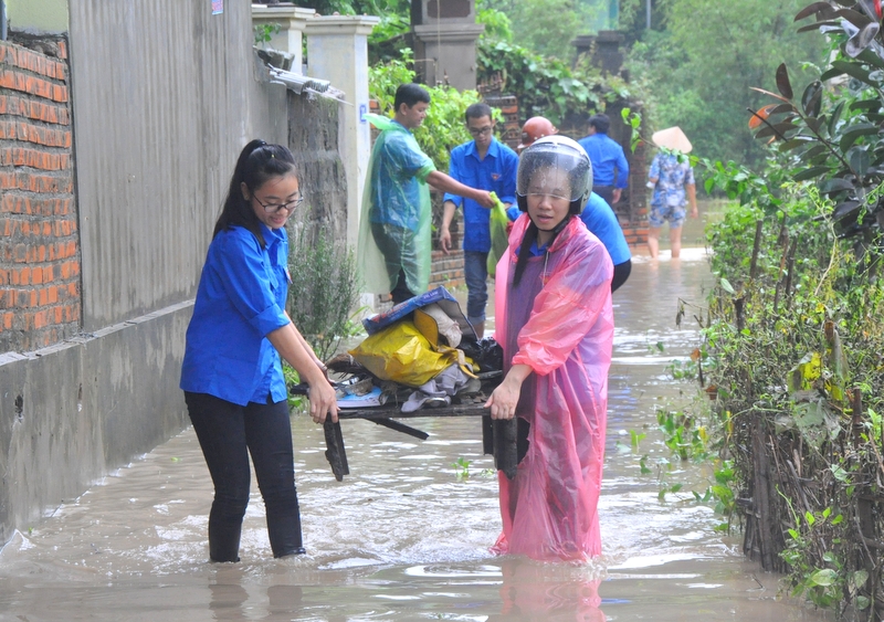 ĐVTN giúp người dân dọn dẹp đồ đạc bị hư hại sau mưa lụt tại phường Hà Tu.