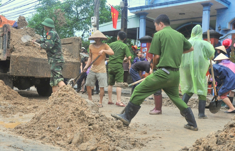 ĐVTN Cảnh sát PCCC tỉnh cùng người dân dọn đất, cát, bùn, thông tuyến đường thuộc địa bàn khu 1, phường Hà Tu.
