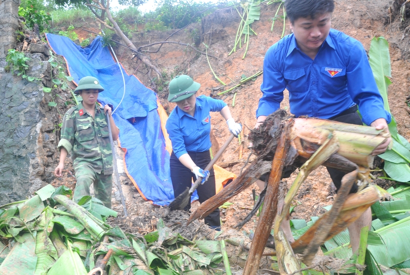 Các đồng chí lãnh đạo Tỉnh Đoàn nhiệt tình tham gia cùng ĐVTN khắc phục hậu quả mưa lụt.