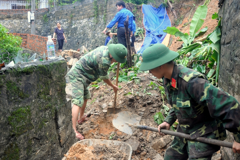 ĐVTN Bộ CHQS tỉnh bốc xúc đất sạt lở do mưa lớn, khai thông đường dân sinh.
