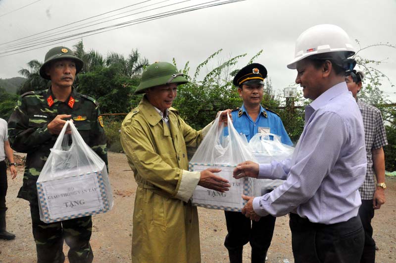 Thứ Trưởng Bộ GT-VT Nguyễn Nhật tặng quà cho các đơn vị khắc phục sự cố tỉnh lộ 334 trong chuyến kiểm tra thiệt hại các tuyến giao thông trên địa bnaf tỉnh ngày 30-7