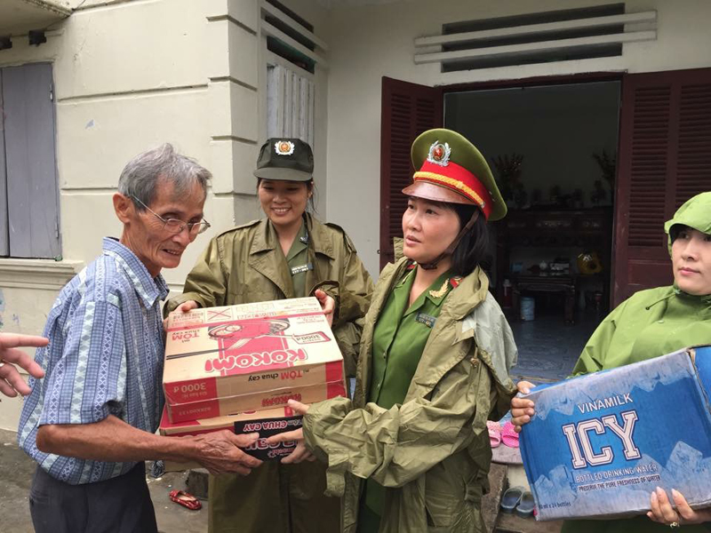 Công an TP Cẩm Phả tặng mì tôm và nước lọc cho người dân TP Cẩm Phả.