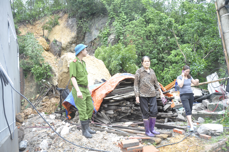 tảng đá rơi xuống làm đổ sập hoàn toàn nhà của gia đình chị Hoàng Thị Minh Đức.