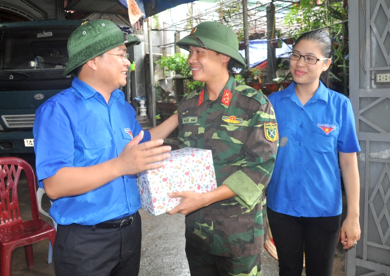 đoàn công tác đã đến động viên và tặng quà các đội thanh niên tình nguyện đang làm nhiệm vụ khắc phục hậu quả của mưa lụt tại các địa bàn xung yếu.