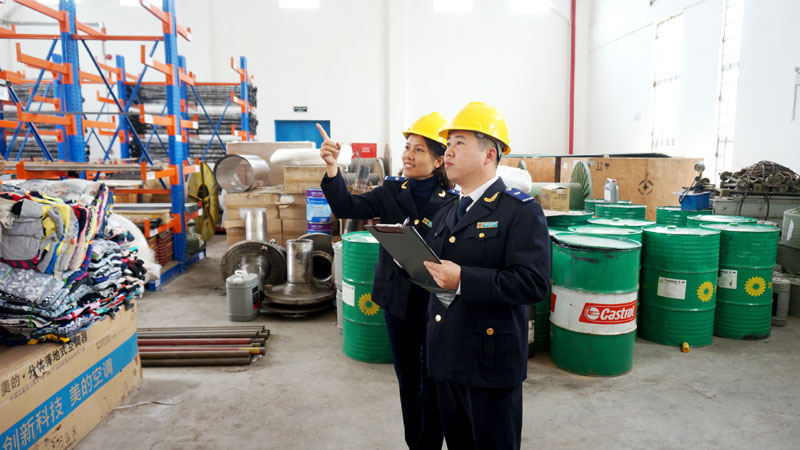 Cán bộ Chi cục Kiểm tra sau thông quan kiểm tra thực tế hàng hoá nhập khẩu lưu giữ tại kho của Công ty Nhiệt điện Uông Bí.