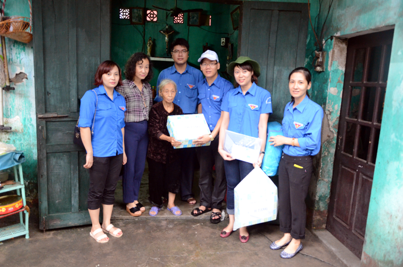 Trao quà cho gia đình bà Trần Thị Kim tổ 75, khu 8 (Cao Thắng) là gia đình đặc biệt khó khăn bị ảnh hưởng sau lũ lụt