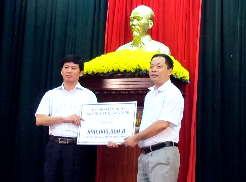Cán bộ nhân viên ngành y tế Quảng Ninh ủng hộ 890 triệu đồng
