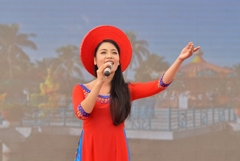 Ca sĩ Thu Trang hát tại khu du lịch Tuần Châu