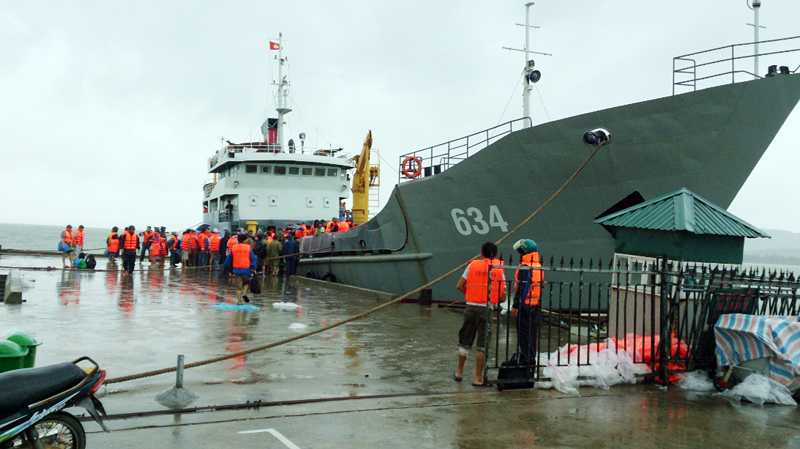 Tàu hải quân 634 cập cảng Cô Tô đón du khách về đất liền.