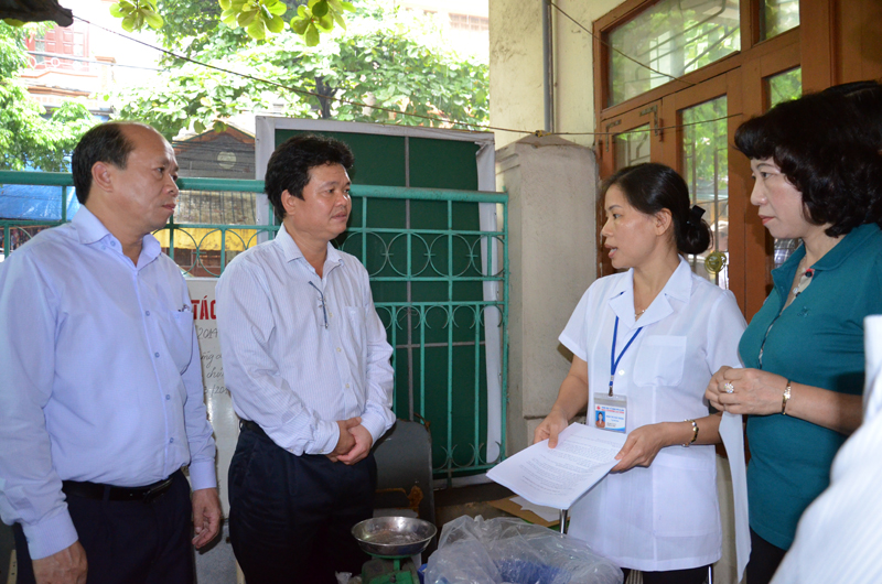 Đoàn kiểm tra thực tế tại Trạm Y tế phường Cao Thắng