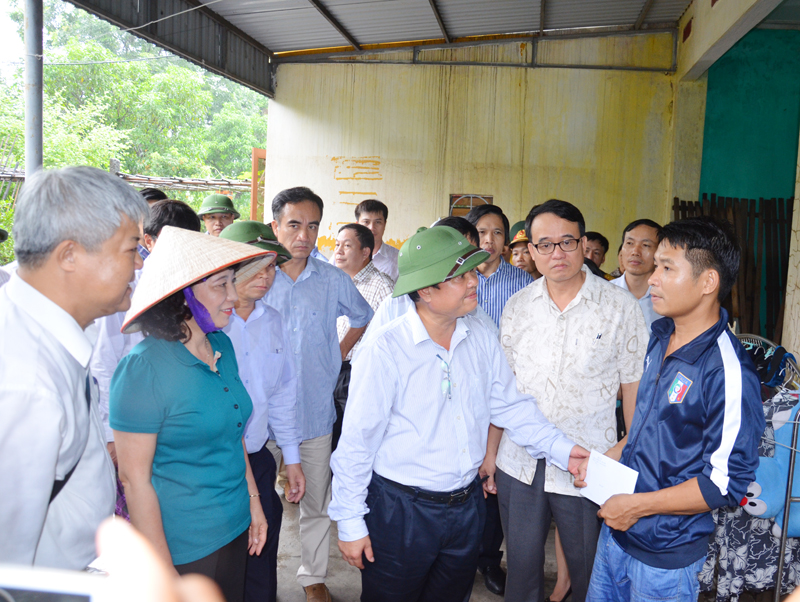 Đoàn đến thăm hỏi, tặng quà cho gia đình anh Nguyễn Thanh Nam, tổ 79, khu 9, phường Cao Thắng.