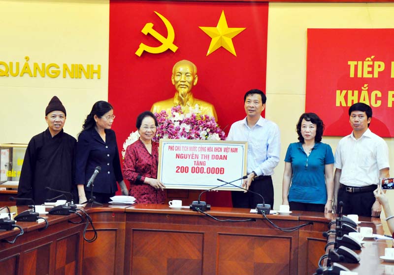 Phó Chủ tịch nước Nguyễn Thị Doan trao tặng hỗ trợ 200 triệu đồng cho tỉnh Quảng Ninh khắc phục hậu quả thiên tai. 